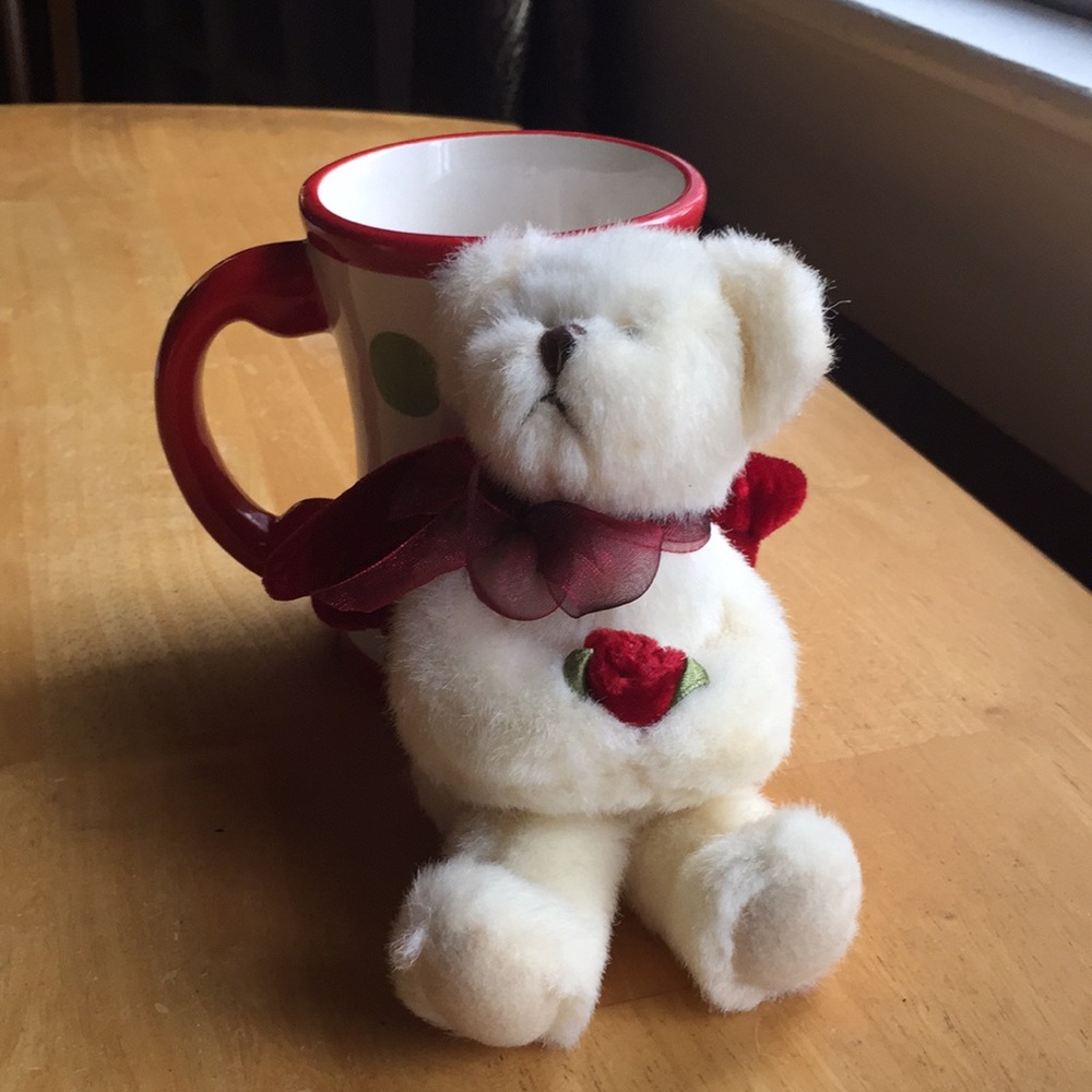 Holiday cup with decor by bear in good condition